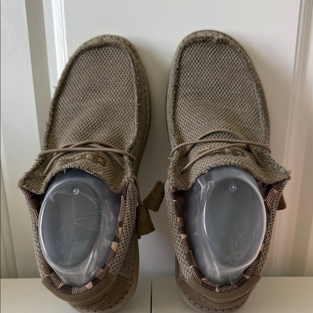 MEN’S HEY DUDE TAN SLIP ON SHOES (sz 7)